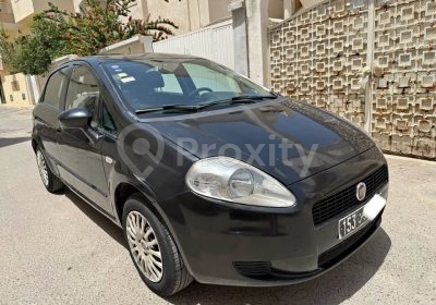 Fiat Grande Punto 2012 d’occasion vue avant trois quarts droite à Ariana
