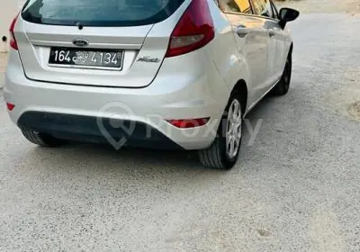 Ford Fiesta 2013 d’occasion vue arrière à Borj Louzir
