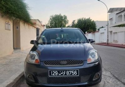 Vue avant de la Ford Fiesta Ghia 2007 essence 5 CV d’occasion