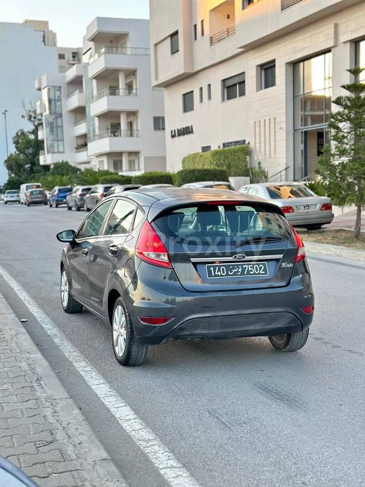 Ford Fiesta Titanium 2010 4 CV état d'origine au Kram