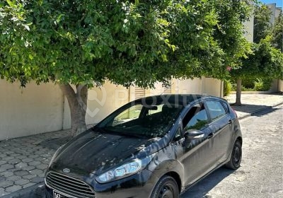 Ford Fiesta Trend 2013 noire essence à vendre à La Marsa vue avant