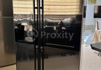 Réfrigérateur Samsung Side-by-Side noir vu de face à Boumhel