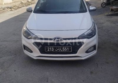 Hyundai i20 blanche 2021 essence 5 CV d’occasion à Tunis vue avant