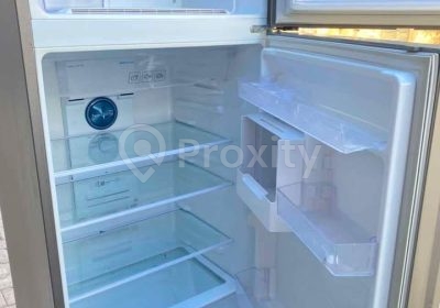 Intérieur du réfrigérateur Samsung 384 litres avec congélateur supérieur et clayettes en verre