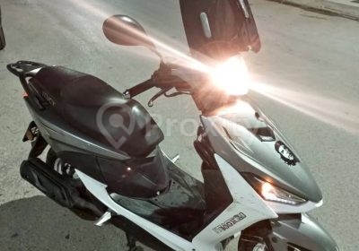 Scooter ITUCY Tornado 49 cm³ d’occasion gris et blanc avec pare-brise à Ben Arous