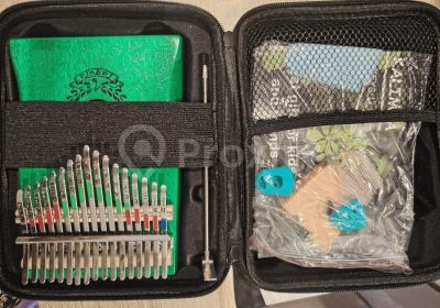 Kalimba Laqula verte avec sac de rangement et accessoires à Ariana