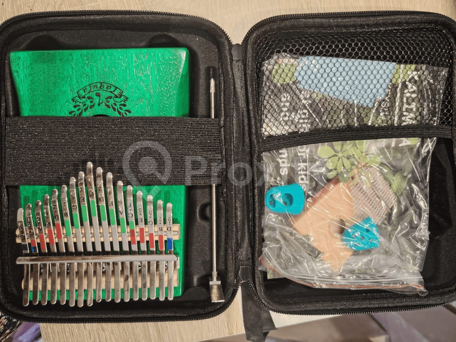 Kalimba Laqula vert avec sac et accessoires à Ariana