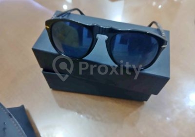 Lunettes de soleil Persol neuves noires avec verres teintés à Carthage