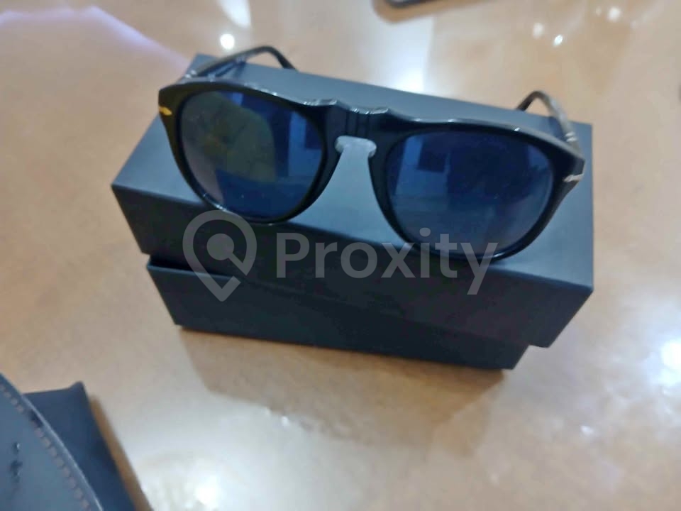Lunettes de soleil Persol neuves avec boîte et étui à Carthage – 600 DT