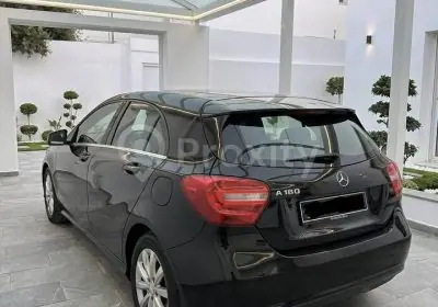 Mercedes Classe A 180 2013 noire vue arrière à vendre à Mégrine