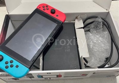 Nintendo Switch V1 d’occasion avec Joy-Con bleu et rouge, paquet et accessoires à Hammam Sousse