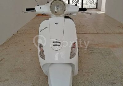 Piaggio Vespa LX 50 blanche vue de face à vendre à Tunis