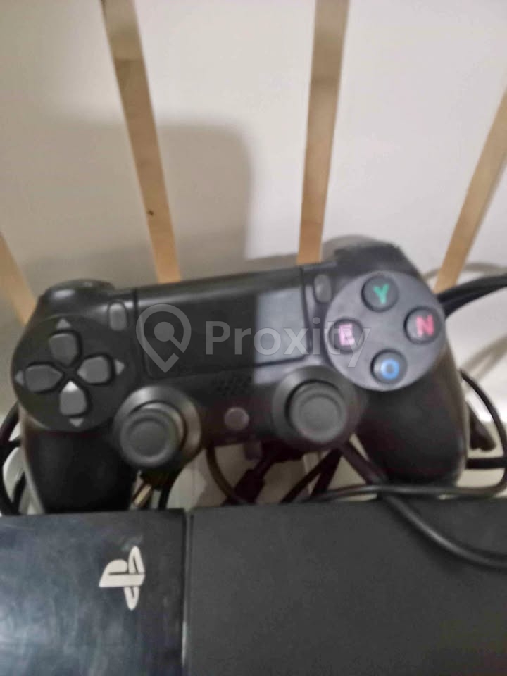 PlayStation 4 avec manette filaire à vendre à Hammamet – 450 DT