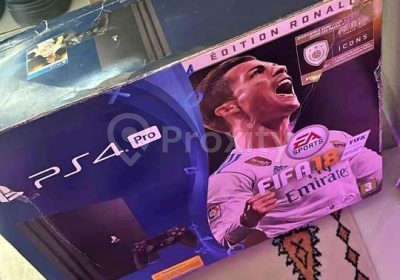 PlayStation 4 Pro 4K Edition Cristiano Ronaldo avec boîte originale disponible à La Soukra