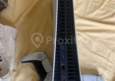 Vue de la connectique de la PlayStation 5 1 To avec deux manettes