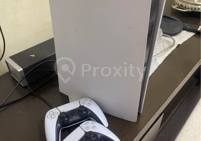 PlayStation 5 d’occasion avec deux manettes DualSense et FIFA 24 à Ariana