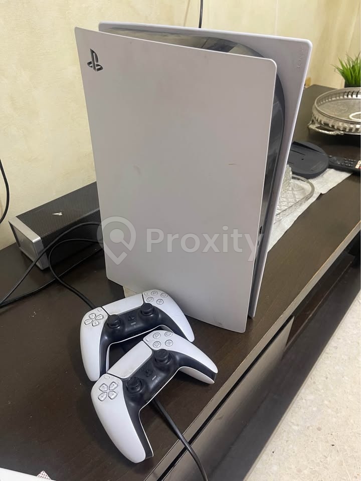 PlayStation 5 avec 2 manettes et FIFA 24 à vendre à Ariana