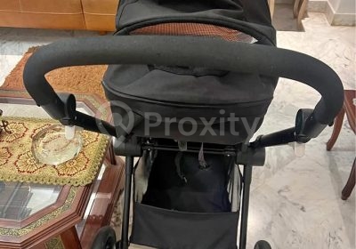 Poussette Cybex 2 en 1 noire à vendre à Ariana vue de face