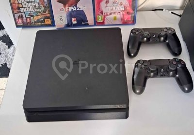 PS4 Slim 1 To avec deux manettes et trois jeux à vendre à Tunis