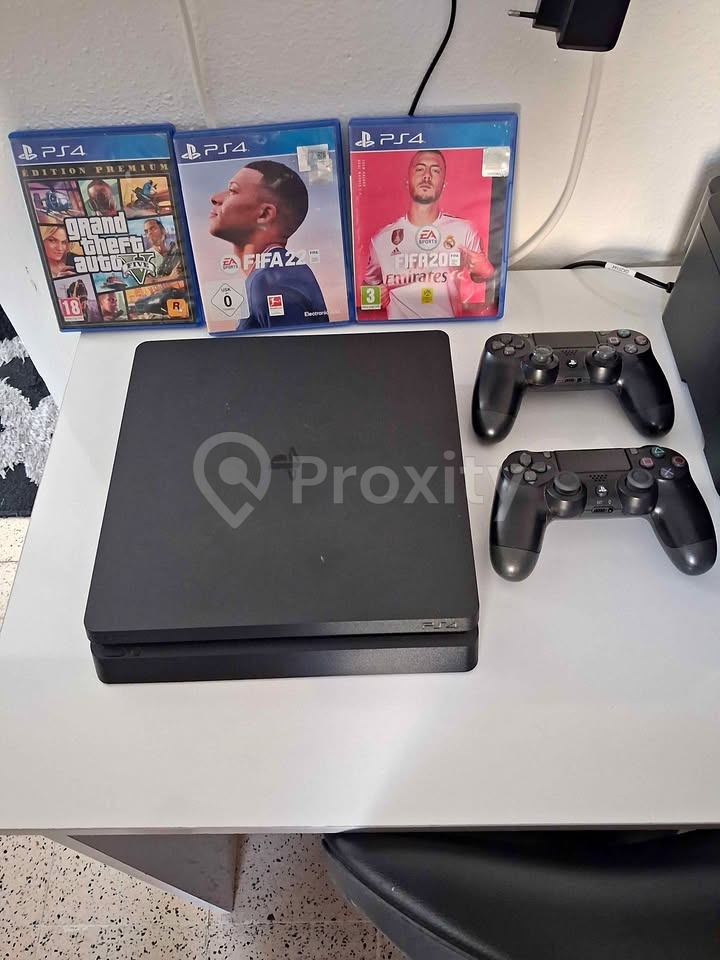 PS4 Slim 1 To avec 2 manettes et 3 jeux à vendre à Tunis