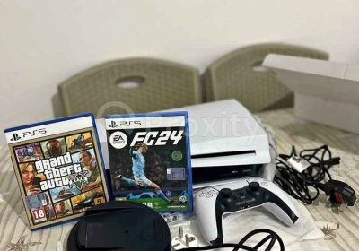 PlayStation 5 Standard avec manette, câbles et jeux PS5 à vendre à Tunis