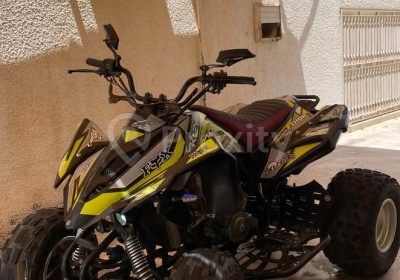 Quad 250 noir et jaune en bon état vu de face à Tunis