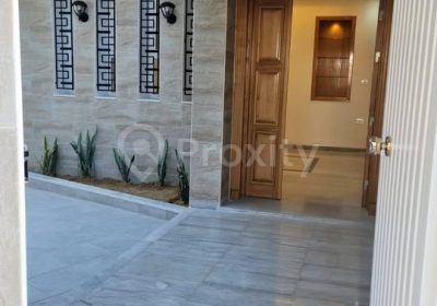 Entrée extérieure du RDC de villa S+3 à louer à Ain Zaghouan Sud