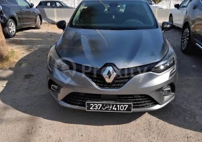 Vue avant de la Renault Clio essence 2023 grise d’occasion à Ariana