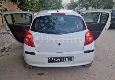 Renault Clio 3 Phase 2 blanche vue arrière avec portes ouvertes