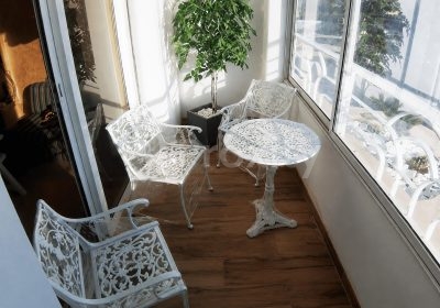 Terrasse fermée et aménagée avec table et fauteuils dans un duplex à Yasmine Hammamet