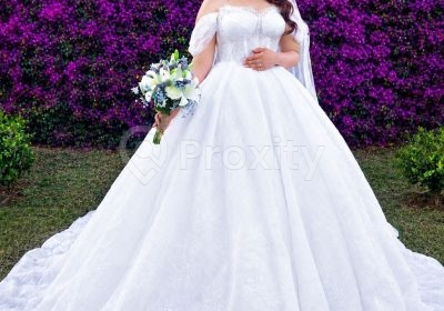Robe de mariée princesse en dentelle blanche vue de face à Aïn Zaghouan Nord