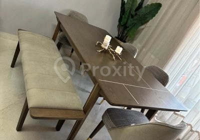 Salle à manger Trame avec grande table, banc rembourré et chaises assorties
