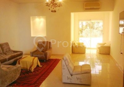 Grand salon meublé avec balcon dans un appartement S+2 à La Soukra