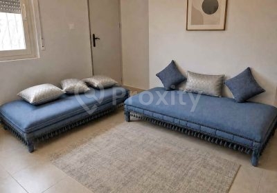 Salon neuf bleu gris avec deux banquettes et coussins assortis à Tunis