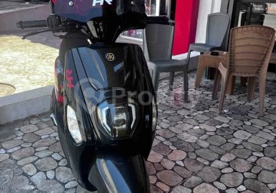 Scooter Pista HR 110 CC noir vu de face à vendre à Tunis