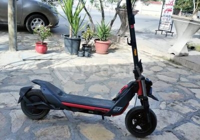 Trottinette électrique Segway ZT3 Pro noire et rouge disponible au Kef