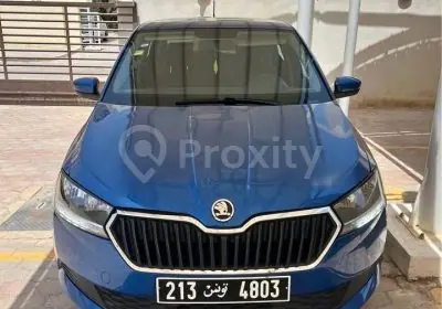 Vue avant de la Skoda Fabia MPI 2020 bleue d’occasion à El Mourouj