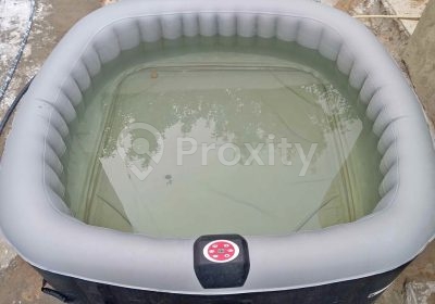 Spa gonflable Habitat & Jardin d’occasion rempli d’eau avec panneau de commande