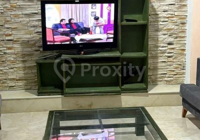Table basse avec plateau en verre et meuble TV assorti du salon à vendre à Mornag