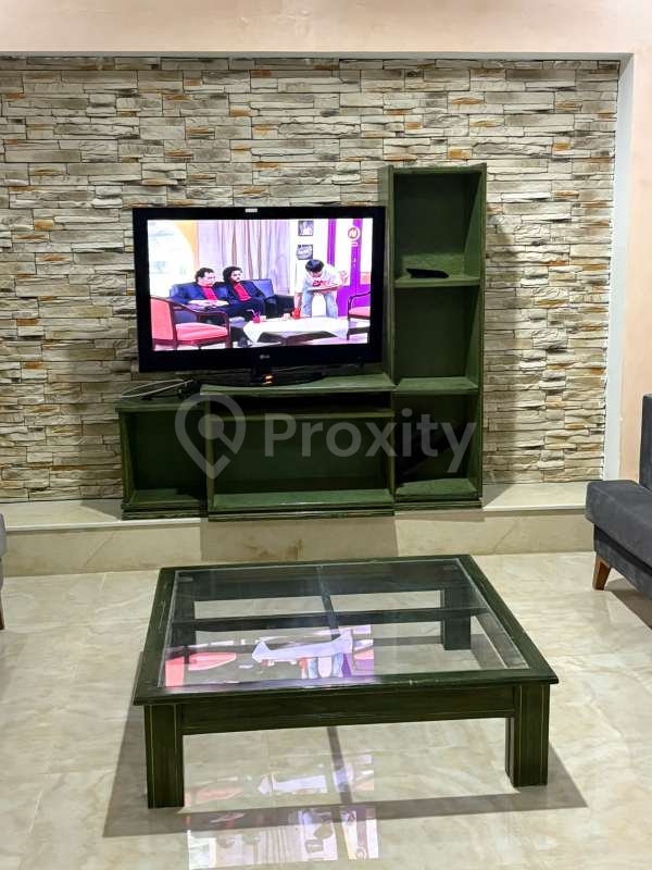 Salon avec table basse et meuble TV à vendre à Mornag