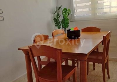 Table à manger italienne en bois avec cinq chaises à Tunis