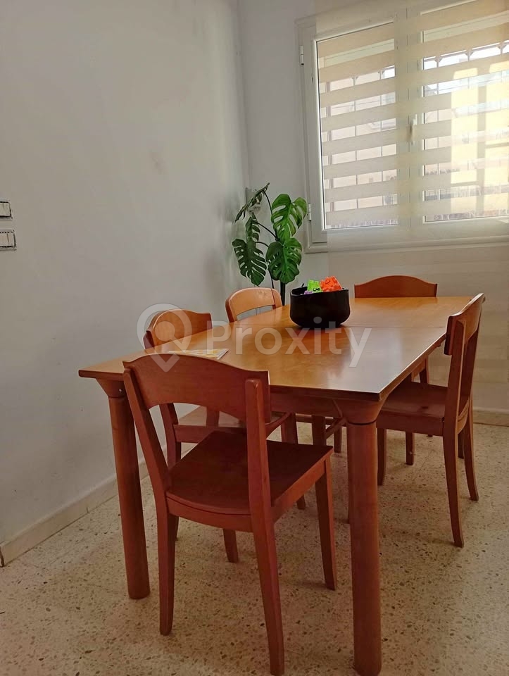 Table à manger italienne en bois avec 5 chaises à Tunis