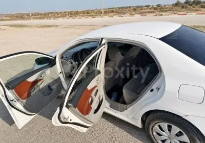 Toyota Corolla 2013 blanche d’occasion avec portes ouvertes à Manouba