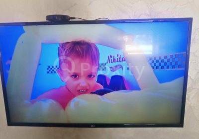 TV LG 43 pouces en bon état vue de face à vendre à Raoued