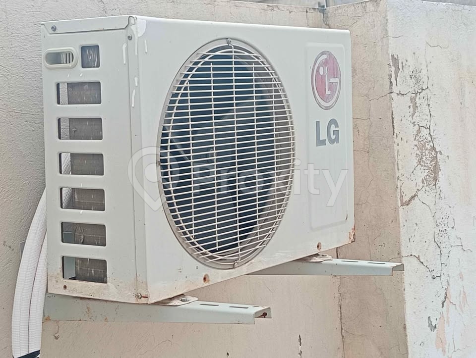 Climatiseur LG 12000 BTU chaud froid d'occasion à Tunis – 750 DT
