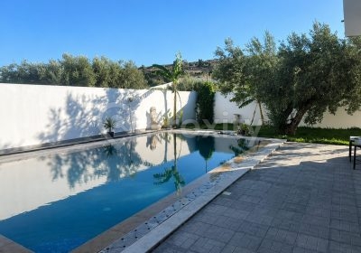 Piscine privée et jardin de la villa à Oued Lassoued