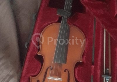 Violon d’occasion présenté dans son étui avec archet à Nabeul