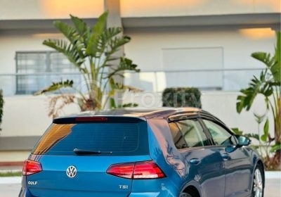 Volkswagen Golf 7 bleue année 2014 vue arrière trois-quarts à Sousse