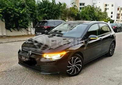 Volkswagen Golf 8 noire de 2022 d’occasion vue de trois quarts avant à Tunis