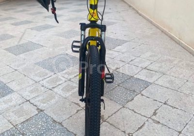 Vue de face du VTT NAKXUS avec fourche suspendue et casque inclus